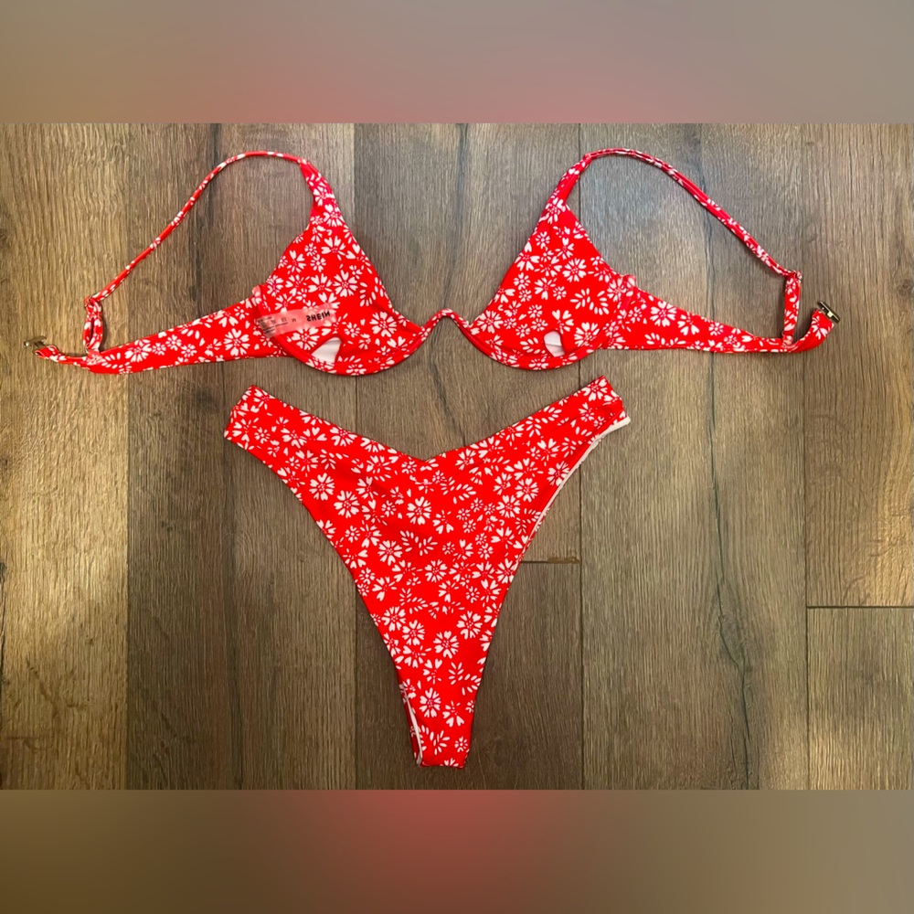 Medium Bikini - Picture 2 of 2